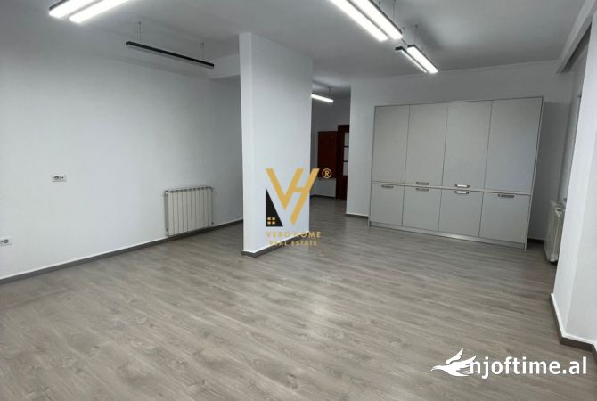 Ambiente Commerciale in Affitto 3+1 a Tirana - 1,000 Euro