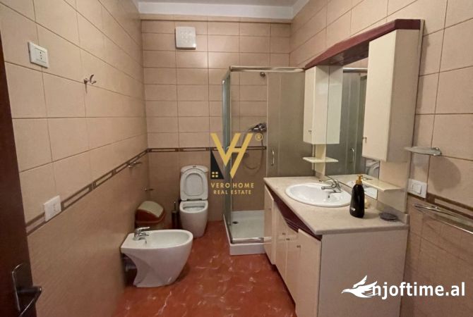 Ambiente Commerciale in Affitto 3+1 a Tirana - 1,000 Euro