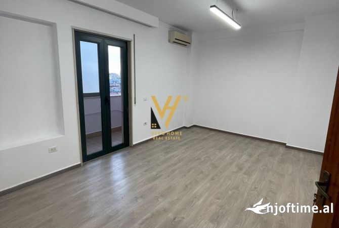 Ambiente Commerciale in Affitto 3+1 a Tirana - 1,000 Euro