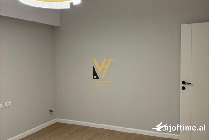Ambiente Commerciale in Affitto 3+1 a Tirana - 70,000 Leke