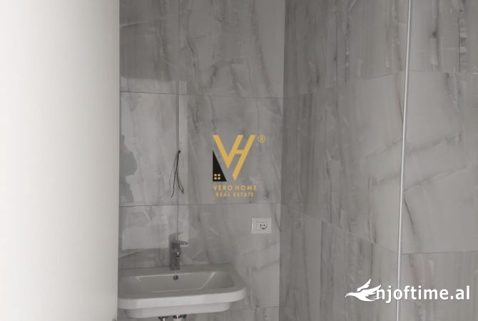 Ambiente Commerciale in Vendita 1+1 a Tirana - 228,000 Euro