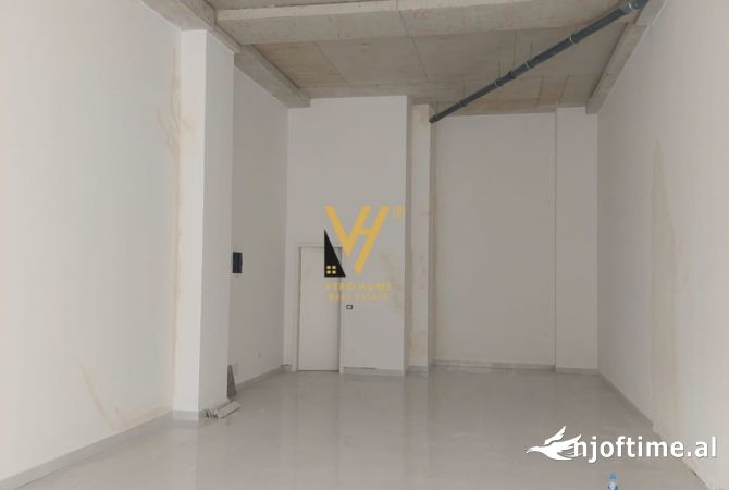 Ambiente Commerciale in Vendita 1+1 a Tirana - 207,700 Euro