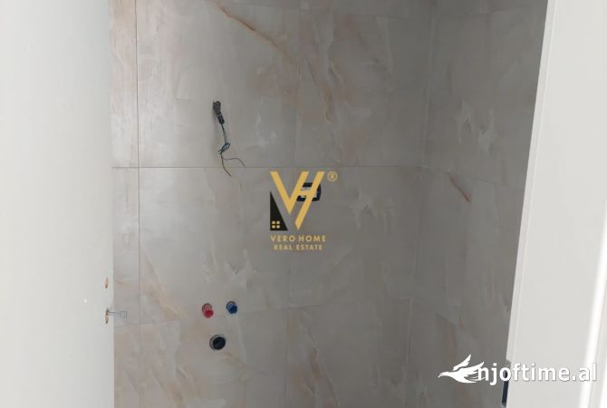 Ambiente Commerciale in Vendita 1+1 a Tirana - 207,700 Euro