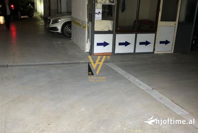 Ambiente Commerciale in Vendita 4+1 a Tirana - 50,000 Euro