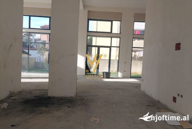 Ambiente Commerciale in Affitto 1+1 a Tirana - 7,500 Euro