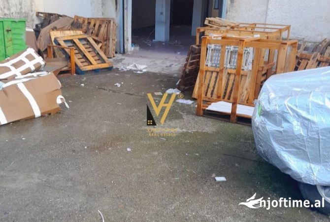 Ambiente Commerciale in Affitto 4+1 a Tirana - 1,400 Euro