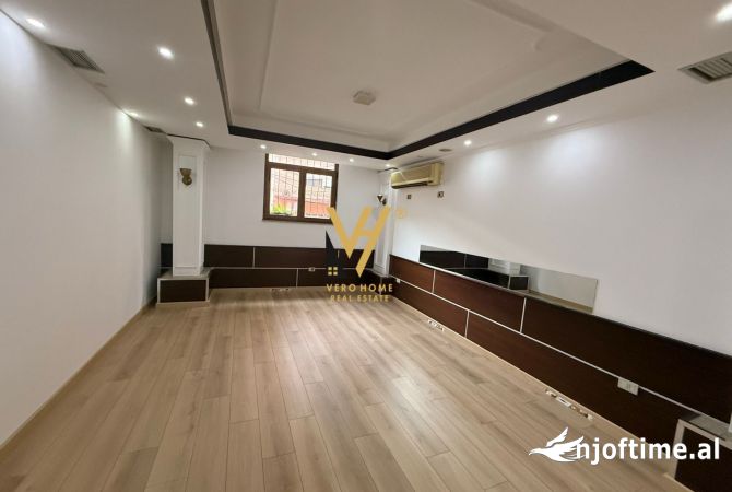 Ambiente Commerciale in Affitto 1+1 a Tirana - 1,500 Euro