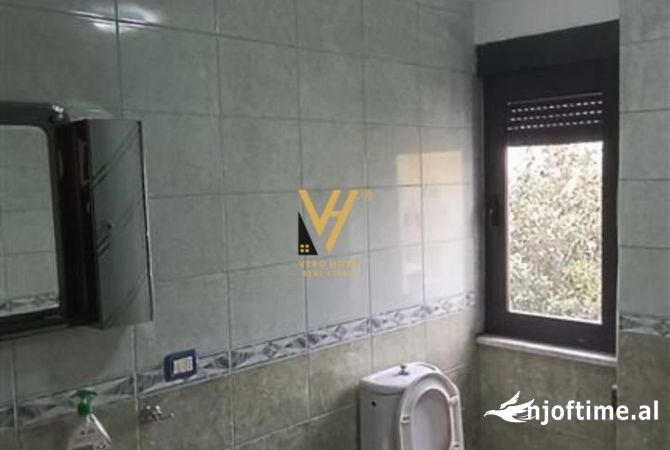 Ambiente Commerciale in Affitto 3+1 a Tirana - 1,300 Euro