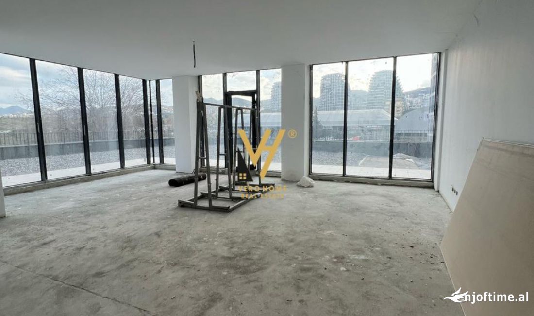 JEPET AMBIENT 375 M2 ME QERA TE RRUGA E KOSOVAREVE 4.500 EURO