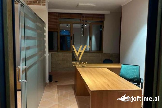 Ambiente Commerciale in Affitto 3+1 a Tirana - 700 Euro