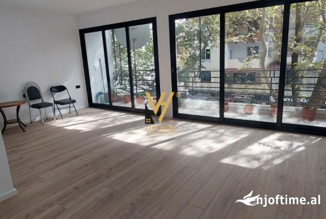 Ambiente Commerciale in Affitto 3+1 a Tirana - 900 Euro