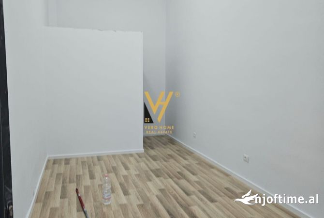Ambiente Commerciale in Vendita 1+1 a Tirana - 120,000 Euro