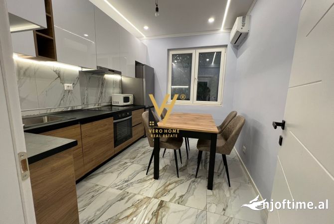 Ambiente Commerciale in Affitto 3+1 a Tirana - 1,000 Euro