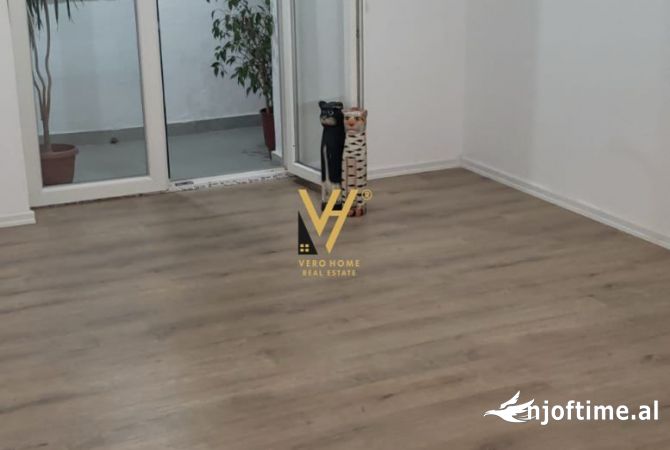 Ambiente Commerciale in Affitto 3+1 a Tirana - 600 Euro