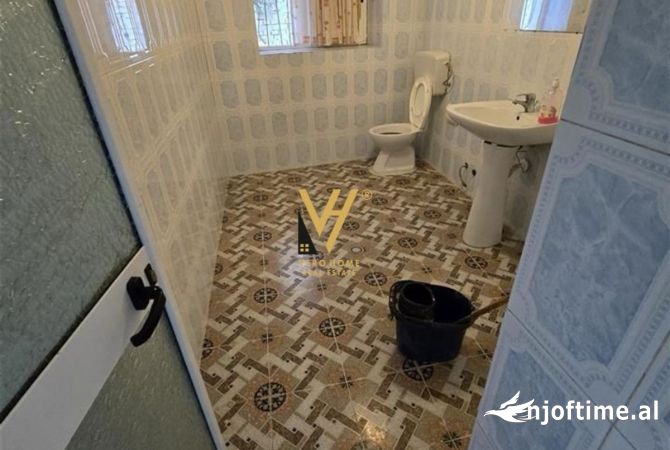 Ambiente Commerciale in Affitto 3+1 a Tirana - 600 Euro