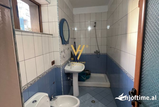 Ambiente Commerciale in Affitto 3+1 a Tirana - 700 Euro