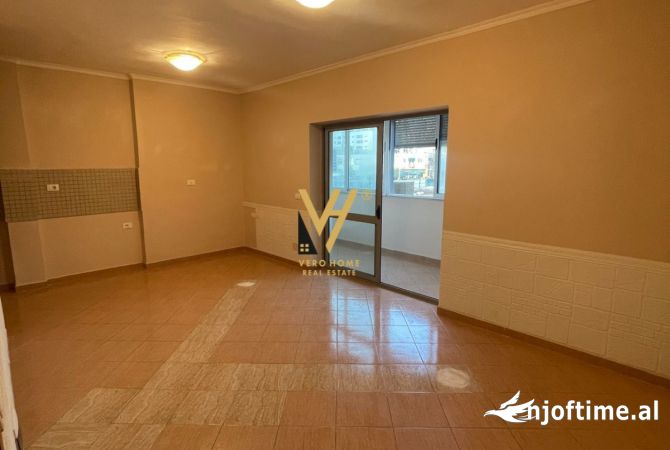 Ambiente Commerciale in Affitto 3+1 a Tirana - 700 Euro