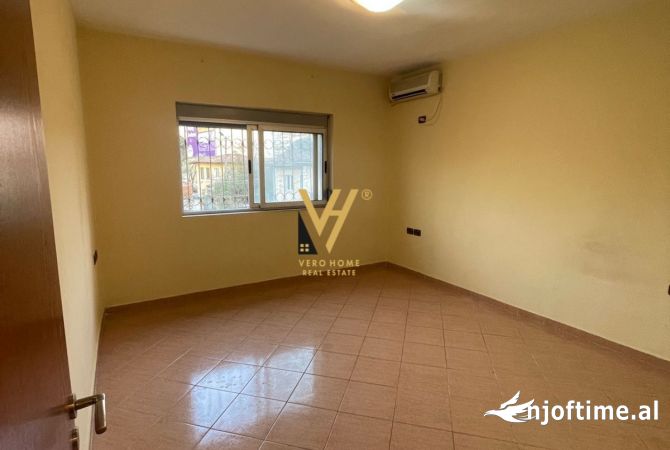 Ambiente Commerciale in Affitto 3+1 a Tirana - 700 Euro