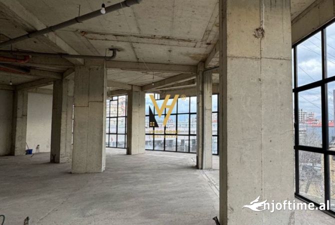 Ambiente Commerciale in Affitto 3+1 a Tirana - 2,000 Euro
