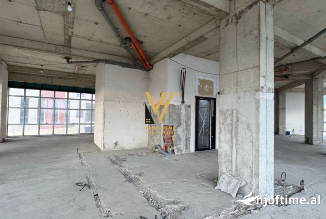 Ambiente Commerciale in Affitto 3+1 a Tirana - 2,000 Euro