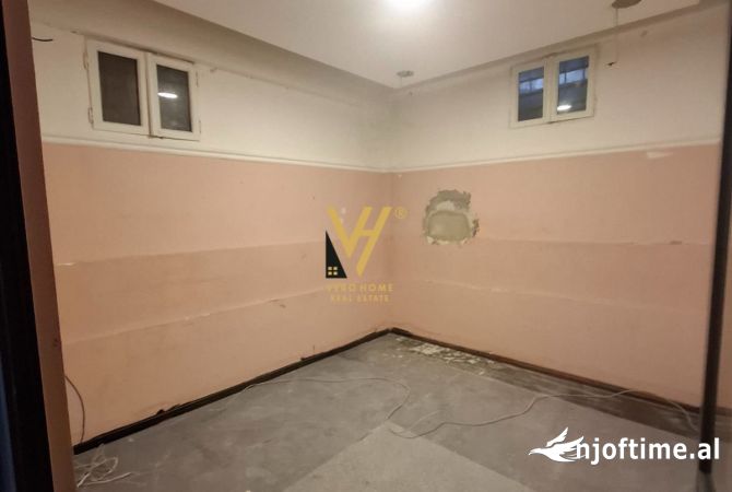 Ambiente Commerciale in Affitto 4+1 a Tirana - 2,000 Euro