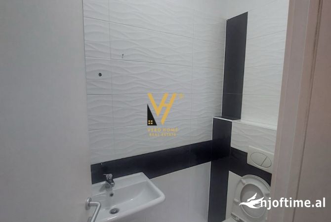 Ambiente Commerciale in Affitto 3+1 a Tirana - 65,000 Leke