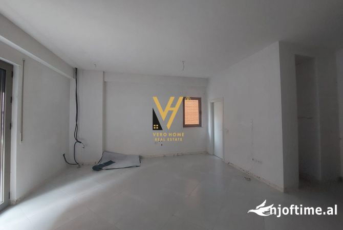 Ambiente Commerciale in Affitto 3+1 a Tirana - 65,000 Leke