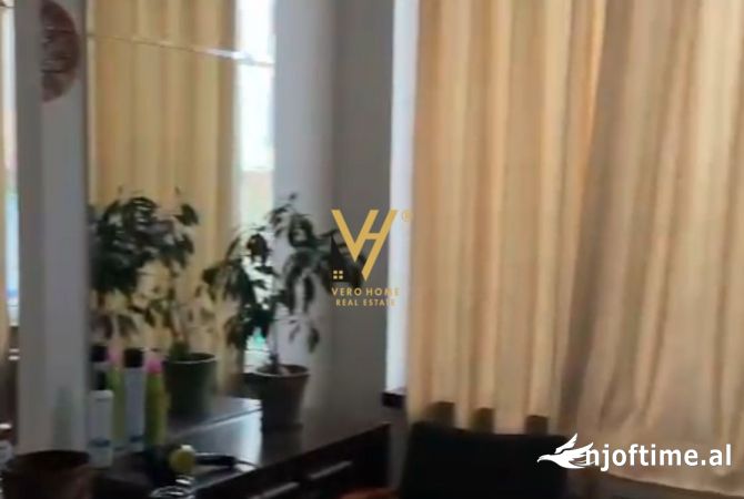 Ambiente Commerciale in Affitto 6+1 a Tirana - 40,000 Leke