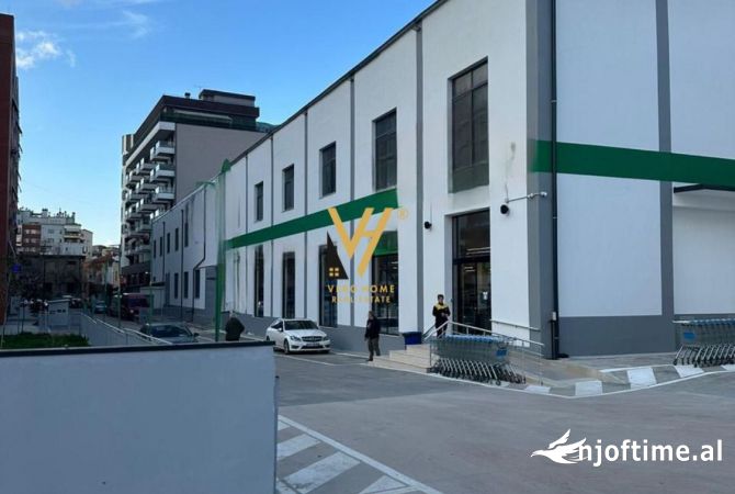 Ambiente Commerciale in Affitto 4+1 a Tirana - 7,000 Euro
