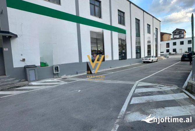 Ambiente Commerciale in Affitto 4+1 a Tirana - 7,000 Euro