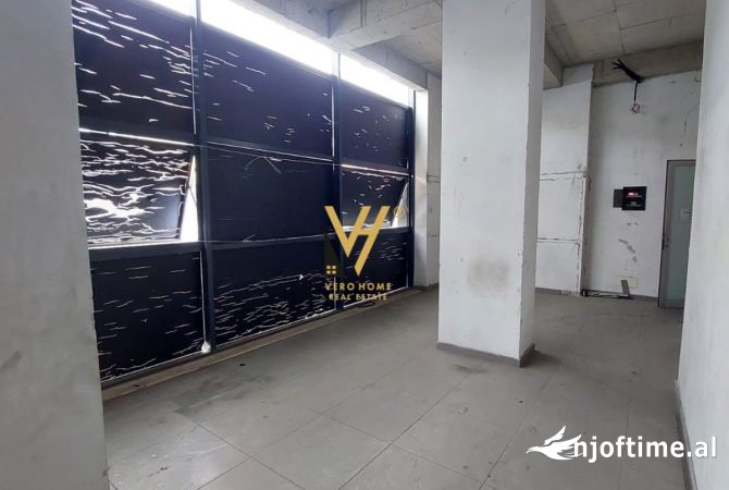 Ambiente Commerciale in Affitto 3+1 a Tirana - 1,000 Euro