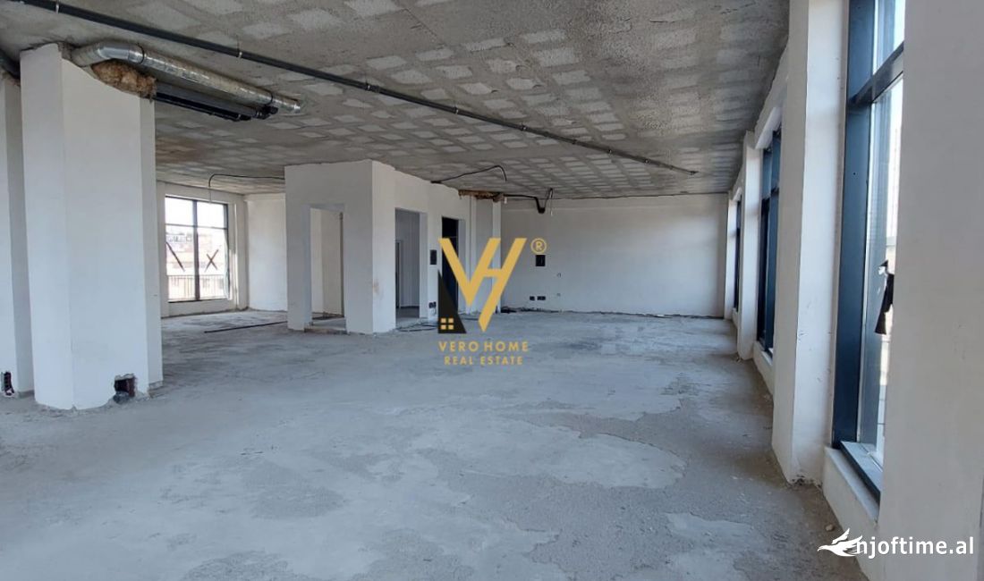 SHITET ZYRE 229 M2 NE PORCELAN 690.000 EURO