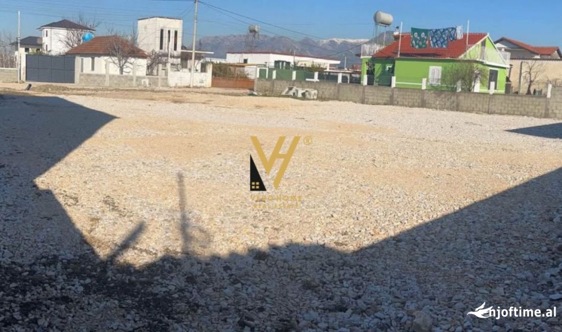 JEPET TOKE ME QERA 1.000 M2 NE BATHORE 700 EURO