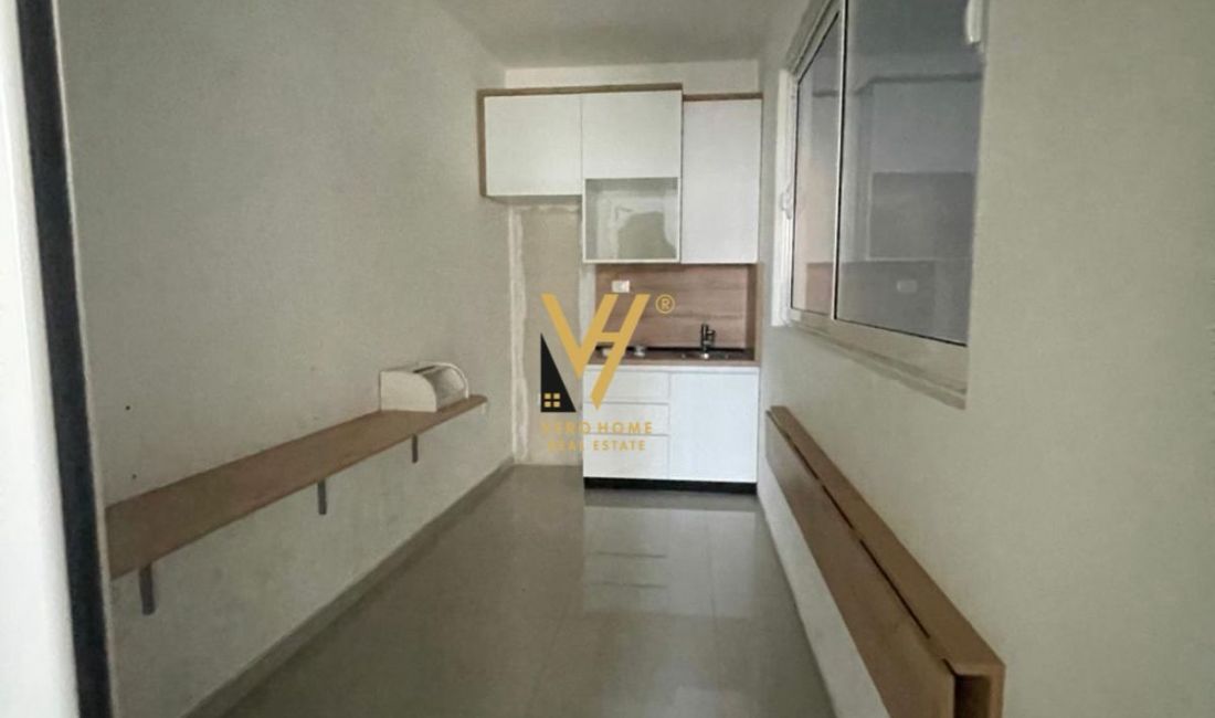 JEPET AMBJENT BIZNESI 205 M2 ME QERA TE ISH STACIONI TRENIT 3.000 EURO