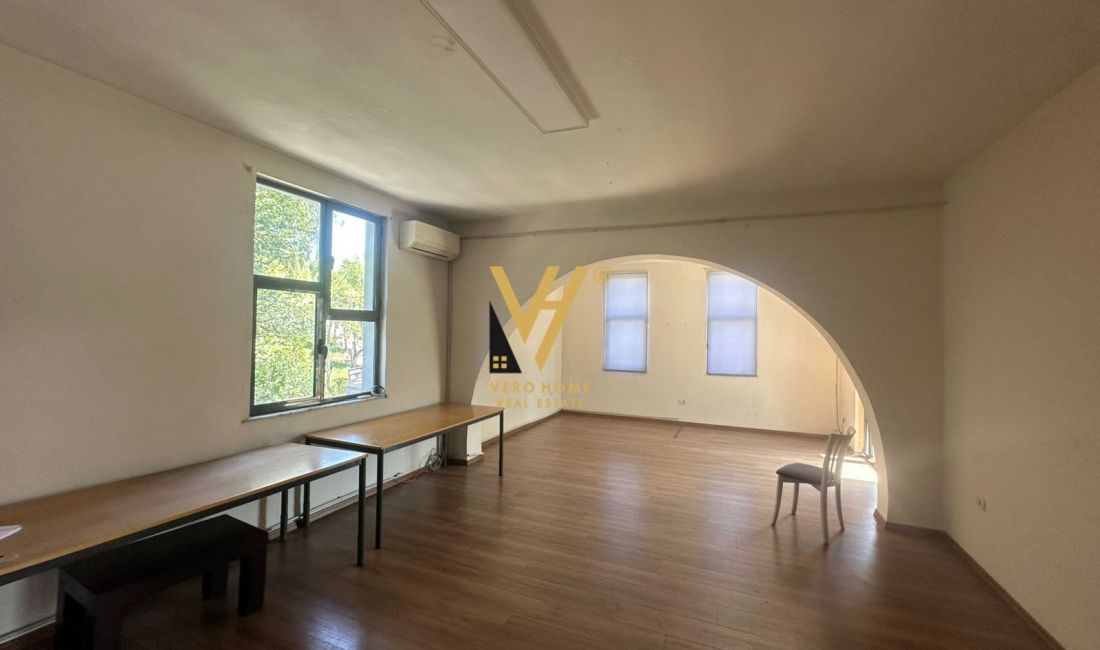 JEPET GODINE BIZNESI 230M2 ME QERA PAS FAKULTETIT EKONOMIK 2.700 EURO
