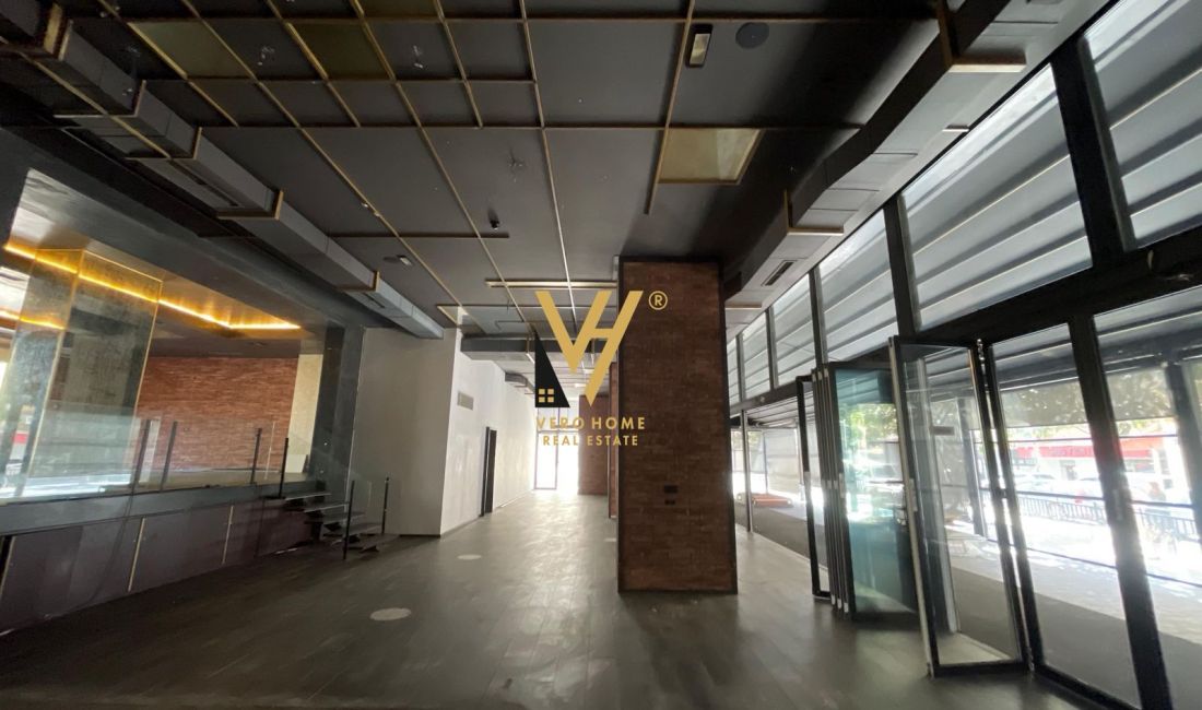 SHITET AMBIENT KOMERCIAL 440 M2 TE 21 DHJETORI 1.320.000 EURO