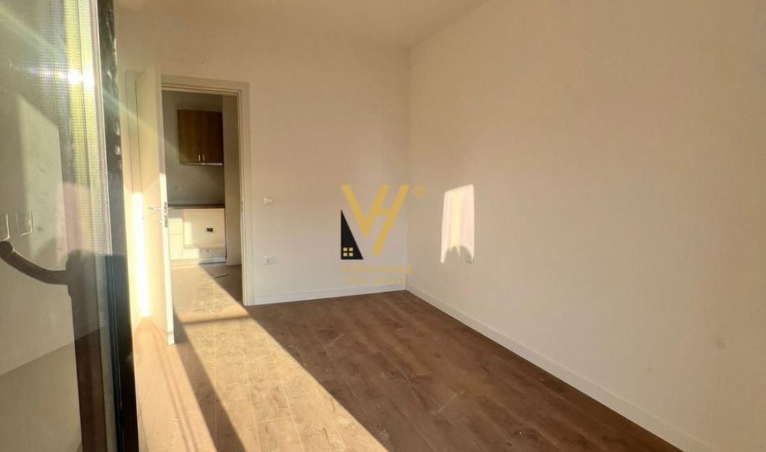 JEPET ZYRE 75 M2 ME QERA TE KOMUNA E PARISIT 500 EURO