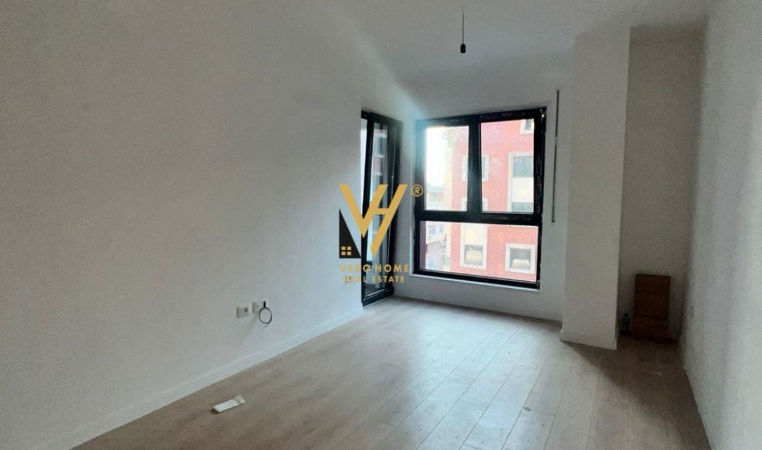 JEPET ZYRE 76 M2 ME QERA TE KOMUNA E PARISIT 500 EURO