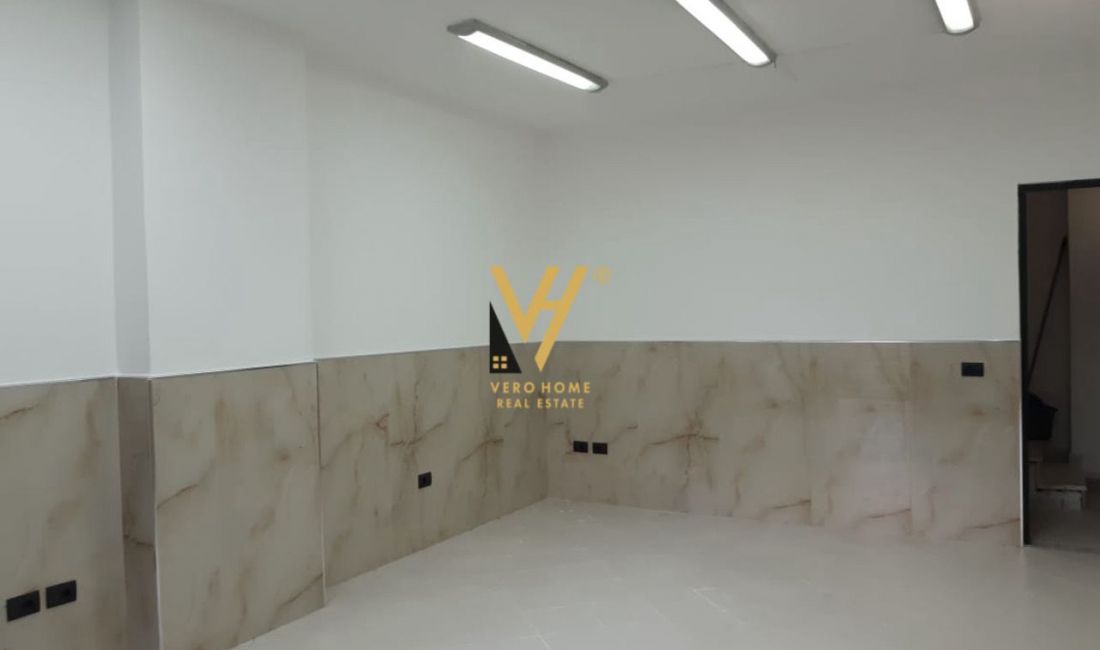 JEPET DYQAN 35 M2 ME QERA TE RRUGA E BOGDANEVE 40.000 LEKE