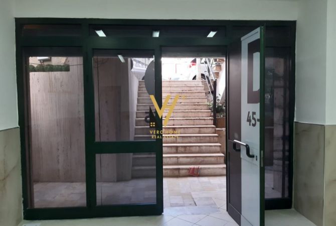 JEPET DYQAN 35 M2 ME QERA TE RRUGA E BOGDANEVE 40.000 LEKE