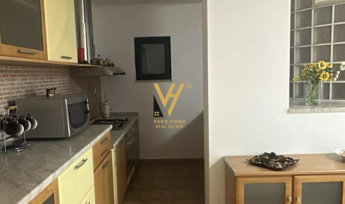 JEPET ZYRE 100M2 ME QERA NE BLLOK 1.300 EURO