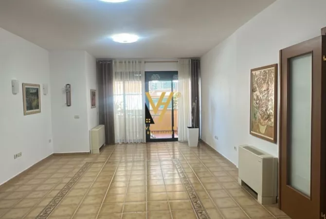 JEPET ZYRE 100M2 ME QERA NE BLLOK 1.300 EURO