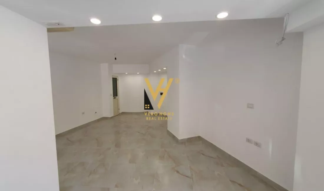 JEPET DYQAN 40 M2 NE FILLIM TE RRUGES SE ELBASANIT 70.000 LEKE