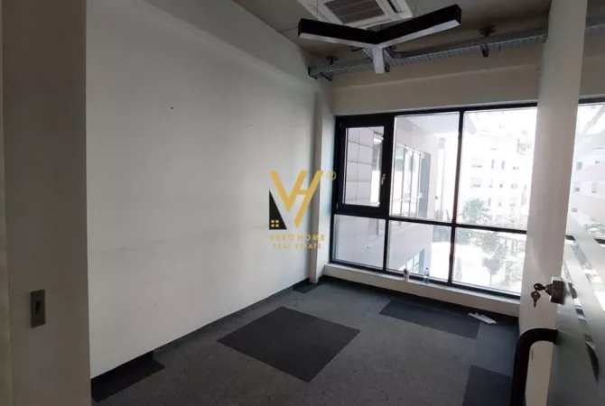 JEPET ZYRE 370M2 ME QERA TE RRUGA E KOSOVARVE 6.000 EURO