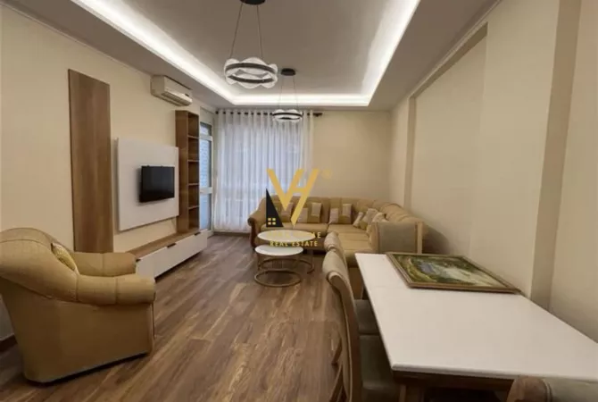 Shtepi ne shitje Papafingo(kati i catise) ne Tirane, 1+1, Mobilimi E mobiluar, Pagesa 160,000  Euro.