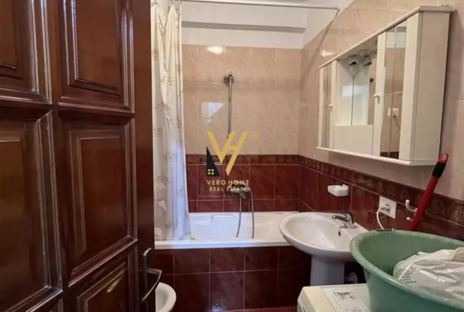 Shtepi ne shitje Papafingo(kati i catise) ne Tirane, 1+1, Mobilimi E mobiluar, Pagesa 160,000  Euro.