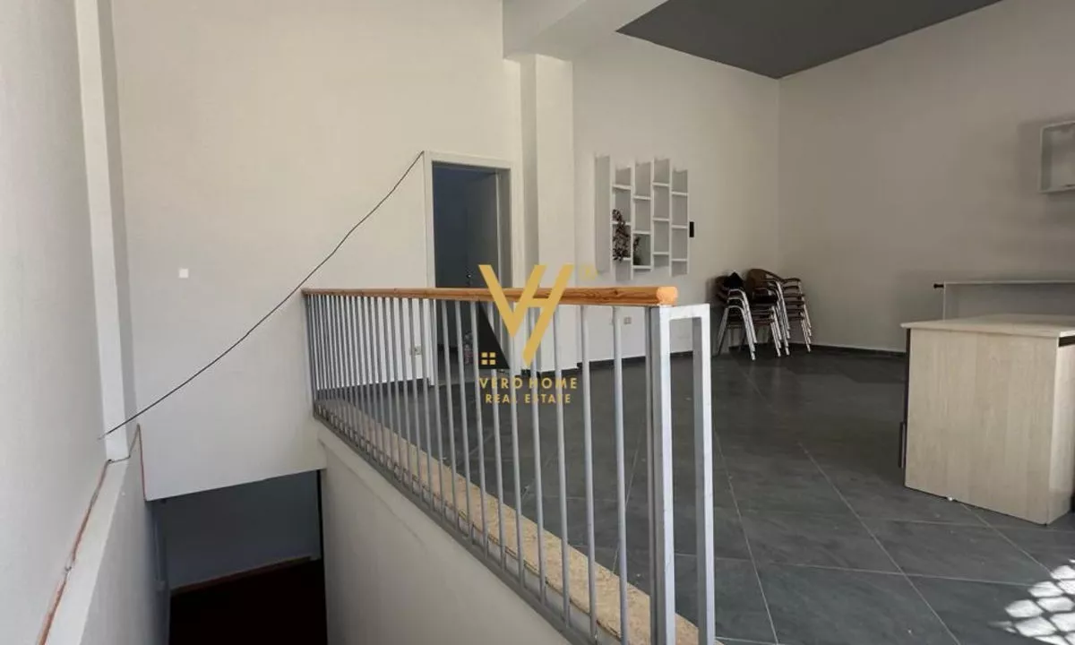 SHITET AMBJENT KOMERCIAL 386 M2 TE SHKOLLA E KUQE 350.000 EURO