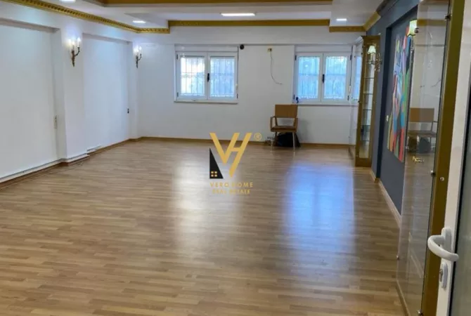 JEPET AMBIENT DUPLEX 122 M2 ME QIRA PRANE MUZEUT KOMBETAR 1.500 EURO