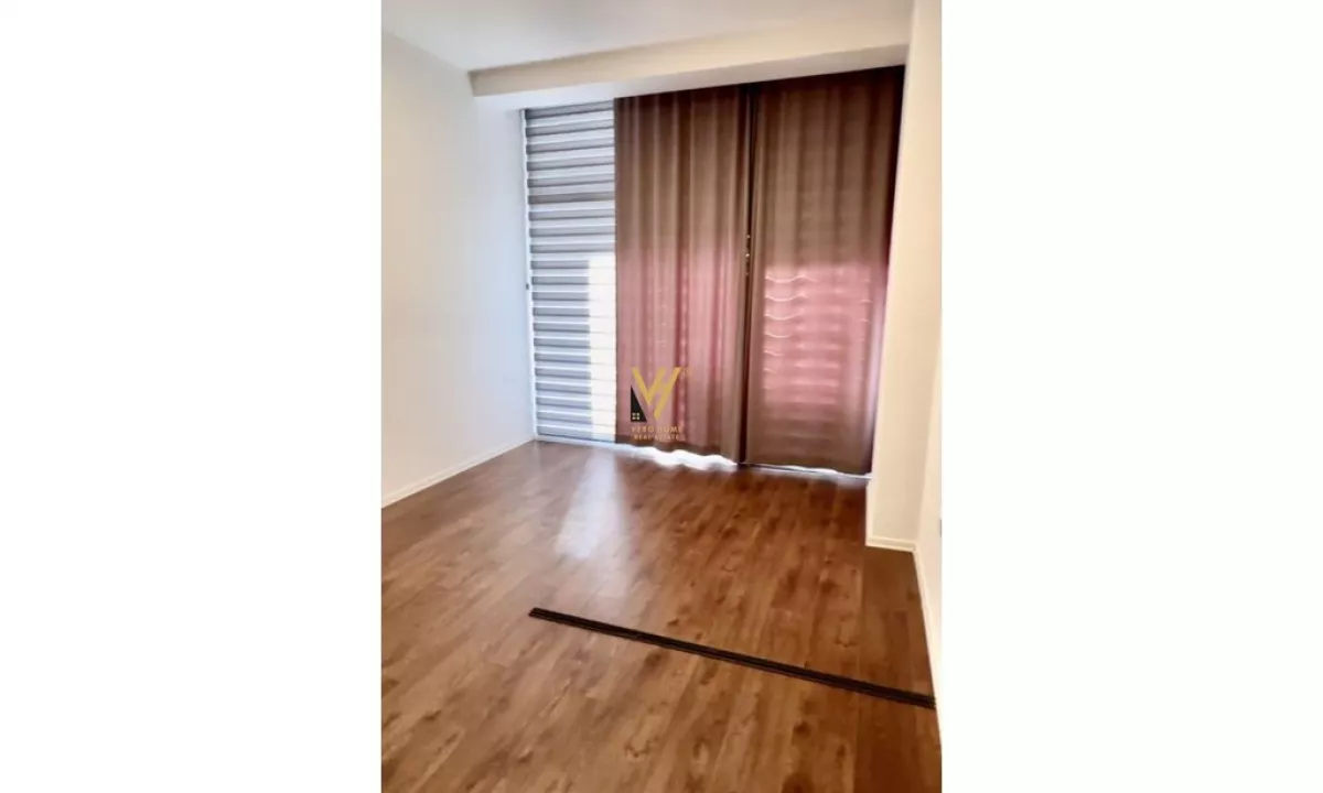 JEPET ZYRE 100 M2 ME QERA TE KOMUNA E PARISIT 1.000 EURO