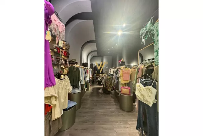 JEPET DYQAN 45 M2 TE ISH EKSPOZITA SOT 900 EURO 